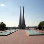 Мемориальный комплекс "Три штыка" на площади Победы